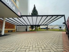 Aluminiowa pergola POLLARD o samonośnej konstrukcji i rozmiarach XXL z poliwęglanem