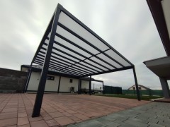 Aluminiowa pergola POLLARD o samonośnej konstrukcji i rozmiarach XXL z poliwęglanem