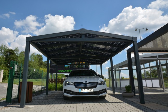 Aluminiowa wiata samochodowa SOLAR ENERGO z fotowoltaiką i podłączeniem do sieci, produkcja własna